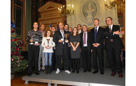 Remise de médailles par la Mairie du XI arrondissement de Paris pour récompensé les 11 membres du club EKS le 20 décembre 2013.