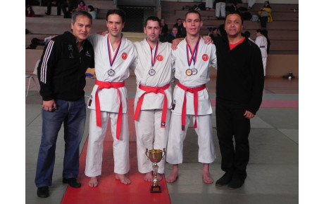 Équipe Kata masculine E K S Médaille d'Argent au Championnat de Paris 2014
